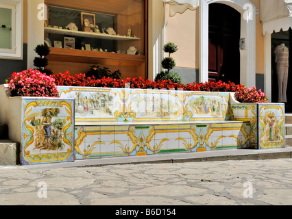 Oben in Anacapri ist Dorf Via G. Orlandi eines der wichtigsten Einkaufsstraße. Auf der Straße ist die Majolika gefliest werden., Capri, Italien. Stockfoto