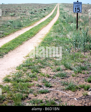 15 mph Höchstgeschwindigkeit Zeichen mitten im nirgendwo Stockfoto