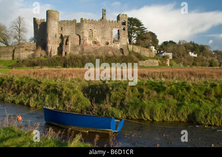 Laugharne Castle Carmarthenshire mit blauen Boot im Vordergrund Stockfoto