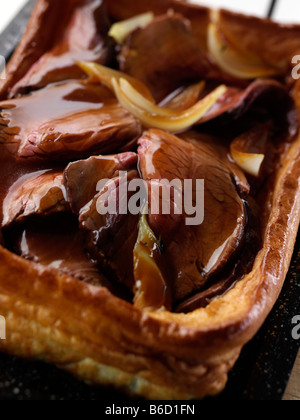 Rindfleisch Silverside Yorkshire Pudding in einem Bräter Stockfoto