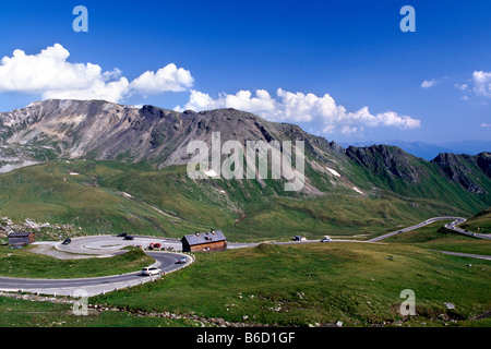 Kurvenreiche Straße durch Landschaft, Hohe Tauern, Alpen, Mölltal, Kärnten, Österreich Stockfoto