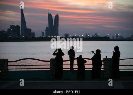 BRN, Bahrain: Skyline von Manama gesehen von der Corniche an der König-Faisal-Autobahn. Stockfoto