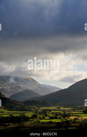 Blick vom Castlerigg Steinkreis unten das Tal Schnee Winter Keswick Seenplatte Cumbria uk niedrigen Rigg Naddle Beck Stockfoto