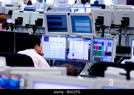 ein Händler auf dem Parkett der Deutschen Bank in der Londoner City abgebildet Stockfoto