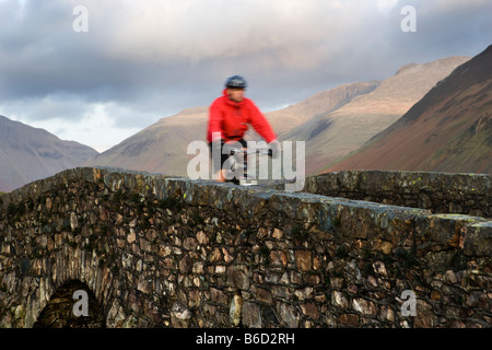 Mountainbiken in tiefste im englischen Lake District Cumbria UK Stockfoto