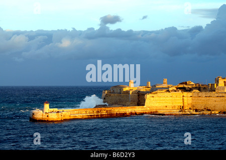 Rough Sea kommt über den Hafen von Valletta Stockfoto