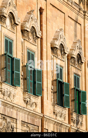 Fensterläden in der Auberge De Castilla Stockfoto