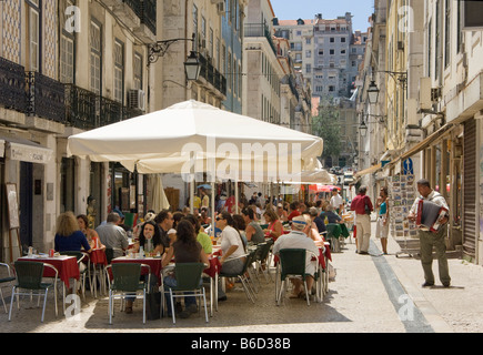 Portugal, Lissabon, Lisboa, Street Restaurant In der Baixa Bezirk und ein accordianist Stockfoto