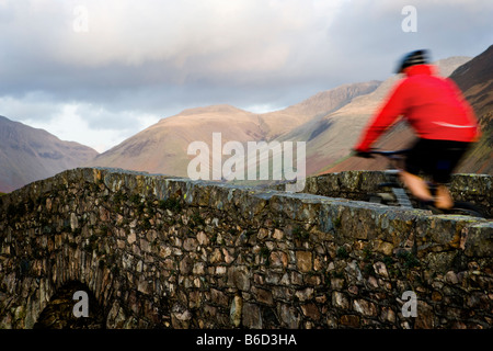 Mountainbiken in tiefste im englischen Lake District Cumbria UK Stockfoto