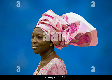 Nigeria, Lagos, Frau mit typischen Kopfbedeckung, Kopf Krawatte Stockfoto