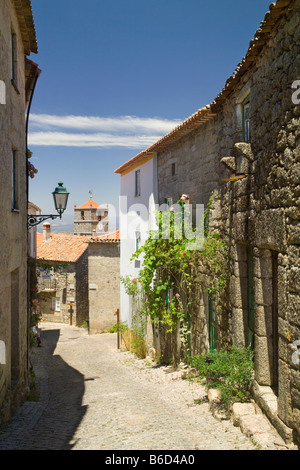 Portugal, die Beira Baixa, Bezirk Castelo Branco, schmalen gepflasterten Straße In Monsanto Stockfoto