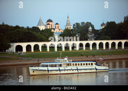 Russland, Nowgorod, Wolchow. Touristenboot. Hintergrund: Yaroslav Court mit "Kiew Stil Gericht" Kathedrale des Heiligen Nikolaus Stockfoto