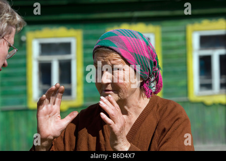 Russland, Twer, alte Frau in Landschaft, Portrait. Stockfoto