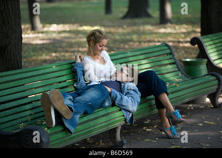 Russland, Sankt Petersburg, Sommergarten (Letnij traurig). Junges Paar auf Bank legen. Stockfoto