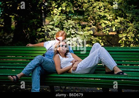 Russland, Sankt Petersburg, Sommergarten (Letnij traurig). Junges Paar auf der Bank sitzen. Stockfoto