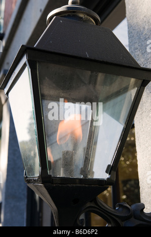 Gaslampe vor einem Geschäft auf Faktoren gehen, E Bay Street Historic District, Savannah, Georgia, USA Stockfoto