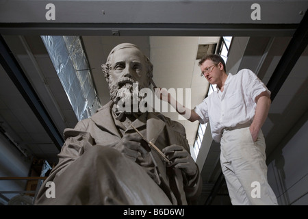 Bildhauer Alexander Stoddart arbeiten an einer Ton-Version seiner Statue des schottischen Wissenschaftlers James Clerk Maxwell. Stockfoto