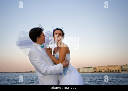 Russland, Sankt Petersburg, paar feiern ihre Ehe an Grenze der Newa mit und Hermitage im Hintergrund Stockfoto