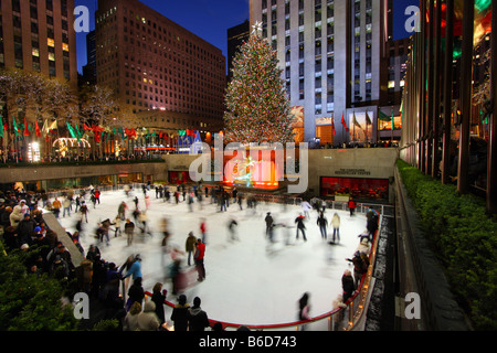 Rockefeller Center Weihnachtsbaum und Eisbahn Stockfoto