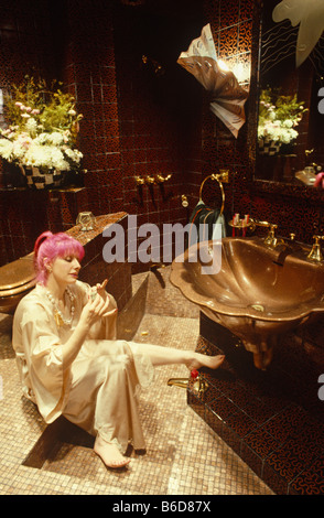 Zandra Rhodes, Kleid Designer in ihrem London-Badezimmer Stockfoto