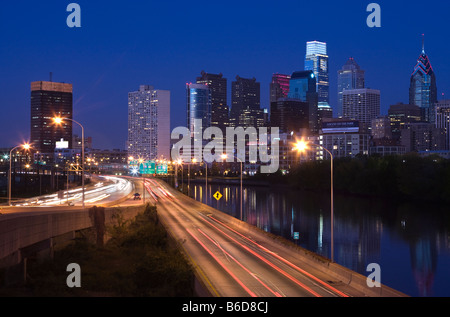 2013 HISTORISCHE ROUTE I-76 SCHUYLKILL EXPRESSWAY DOWNTOWN SKYLINE CENTER CITY PHILADELPHIA PENNSYLVANIA USA Stockfoto