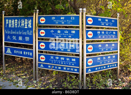 CHINA SIMATAI Richtungs- und Warnzeichen in Englisch und Chinesisch (Mandarin) für die große Mauer von China Stockfoto