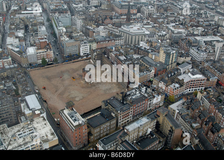 Schräge Luftaufnahme eines vollständig geräumten London Stadt Block – ehemaligen Middlesex Hospital Website, Fitzrovia, London W1, England Stockfoto