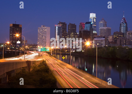 2013 HISTORISCHE ROUTE I-76 SCHUYLKILL EXPRESSWAY DOWNTOWN SKYLINE CENTER CITY PHILADELPHIA PENNSYLVANIA USA Stockfoto