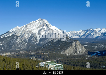 Ausblick auf Banff und den Bow Valley, umgeben von felsigen Bergen von der Spitze des Sulphur Mountain Banff Alberta Kanada Stockfoto