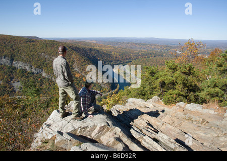 Wanderer auf der Suche nach Westen zu blicken auf Herbst Laub BERG MINSI VOM MOUNT TAMMANY TRAIL APPALACHIAN TRAIL DELAWARE WATER GAP NEW JERSEY USA Stockfoto