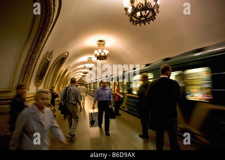 Russland, u-Bahnstation genannt: Kievskaya (eröffnet im Jahr 1937). Die Moskauer Metro, die fast die gesamte russische Hauptstadt erstreckt. Stockfoto