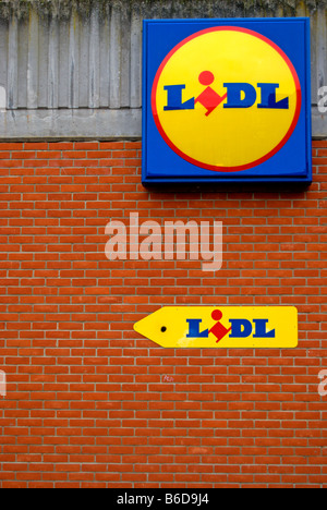 Logos und Zeichen für Lidl-Supermarkt in Kingston nach Themse, Surrey, england Stockfoto