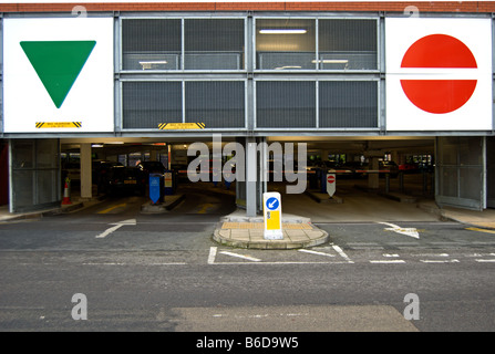 Farben und Formen verwendet, um anzugeben Eingang und verlassen auf einem Parkplatz, befindet sich in Kingston nach Themse, Surrey, england Stockfoto