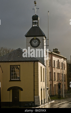 Laugharne Rathaus in Carmarthenshire Wales nach einem schweren Regenschauer Stockfoto