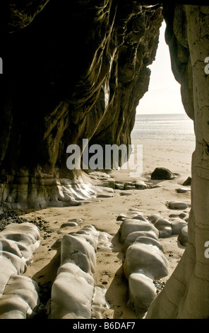 In einer Kalksteinhöhle am Strand Pendine in Carmarthenshire West Wales Stockfoto