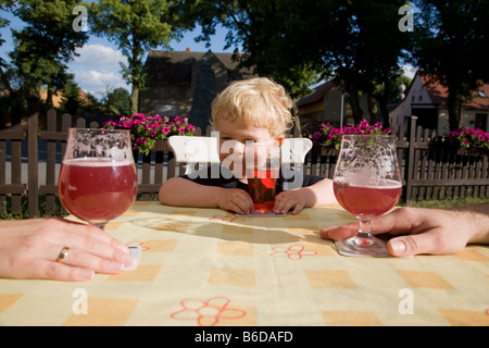 Bjarne im Biergarten in der Kneipe Gasthof Mocho Stockfoto