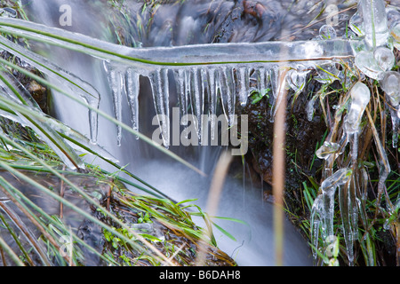 Ansicht von Eiszapfen vor einem Wasserfall auf einem Moor-Strom im Goyt Tal im Peak District in Derbyshire Stockfoto