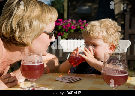 Bjarne im Biergarten in der Kneipe Gasthof Mocho Stockfoto