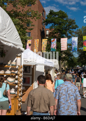 FUßGÄNGER MENGE PENN ARTS FESTIVAL STAATLICHES COLLEGE PENNSYLVANIA USA Stockfoto