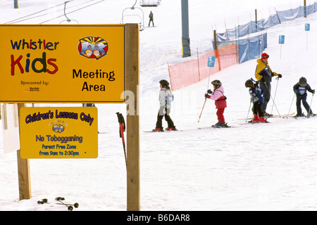 Junge Kinder lernen, Ski in Whistler, British Columbia Kanada Stockfoto