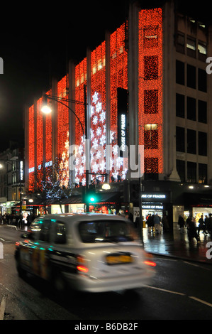 House of Fraser Kaufhaus Oxford Street mit Weihnachtsbeleuchtung und Taxiverkehr West End London England UK Stockfoto
