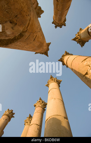 STEINSÄULEN IM KORINTHISCHEN STIL RÖMISCHER TEMPEL DER ARTEMIS RUINEN JERASH JORDAN Stockfoto