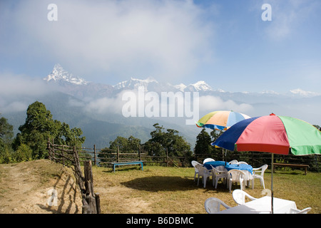 Fischschwanz und Annapurna drei Berge und Straßencafé in Pothana Village in der Annapurna Region des Himalaya, Nepal Stockfoto