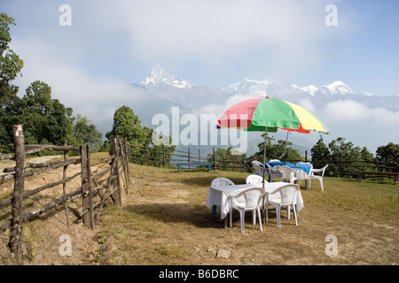 Fischschwanz und Annapurna drei Berge und Straßencafé in Pothana Village in der Annapurna Region des Himalaya, Nepal Stockfoto