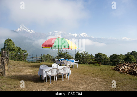 Fischschwanz und Annapurna drei Berge und Straßencafé in Pothana Village in der Annapurna Region des Himalaya, Nepal Stockfoto