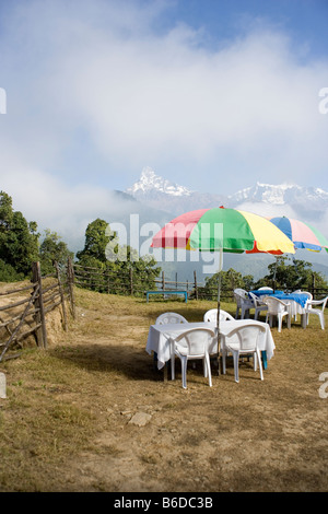 Fischschwanz und Annapurna drei Berge und Straßencafé in Pothana Village in der Annapurna Region des Himalaya, Nepal Stockfoto