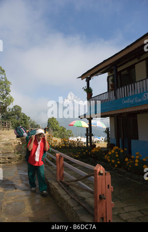 Fischschwanz Berg Porter und Straßencafé in Pothana Village in der Annapurna Region des Himalaya, Nepal Stockfoto