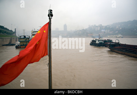 CHINA, YANGTZE RIVER: Leuchtend rote Flagge der Republik China fliegt in den dicken Luftverschmutzung, die die Sicht verdeckt Stockfoto