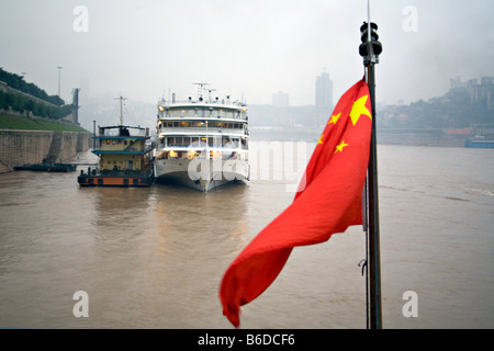 CHINA, YANGTZE RIVER: Leuchtend rote Flagge der Republik China fliegt in den dicken Luftverschmutzung, die die Sicht verdeckt Stockfoto