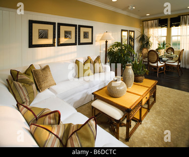 Zeitgenössische Wohnzimmer mit sectional Sofa und Essbereich Stockfoto